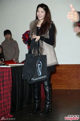 组图：黄小柔出嫁盼造人 穿低胸婚纱挽老公亮相