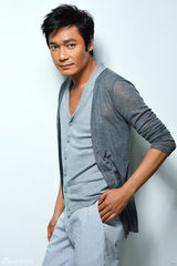 幻灯图：罗嘉良最新写真自然朴实 尽显成熟魅力 