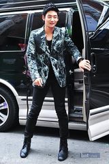 组图：韩星李泰成办粉丝见面会 弟弟成侑彬出席