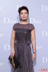 组图：钟楚红张曼玉同台亮相 全智贤露香肩