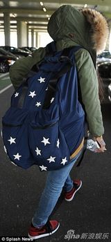 组图：蕾哈娜与超级奶爸合影 小家伙黑脸耍大牌