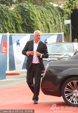 组图：《背叛》首映 两女星极尽妖娆红毯斗艳