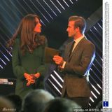 组图：凯特王妃怀孕后墨绿裙亮相 携手小贝上台颁奖