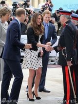 组图：凯特王妃波点裙孕态十足 与两位王子热聊