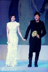 组图：中歌榜提名揭晓 尚雯婕李宇春等上演婚纱秀