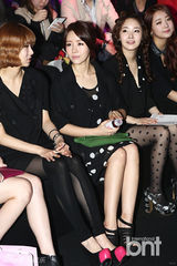 组图：李钟硕亮相时装周 f(x)Amber中性风帅气