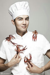 组图：傅浩宸纯白写真变身龙虾小王子