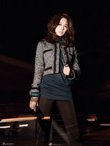 高清组图：尹恩惠冬日变装秀 红唇如火身材姣好