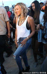 组图：碧昂斯背心牛仔裤亮相 街头搞怪引围观