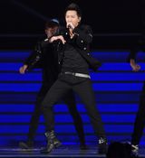 组图：群星献唱中歌榜 韩庚潘玮柏劲歌热舞