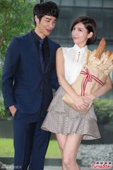 组图：郭雪芙清凉夏装宣传新剧 与刘以豪默契