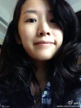 组图：李念晒居家自拍露乳沟 素颜清新