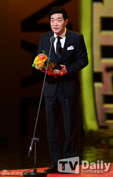 组图：第8届首尔电视颁奖礼 吴奇隆获人气奖