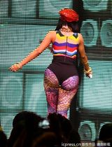 组图：麻辣鸡个唱粉丝强行上台 与保镖激烈扭打