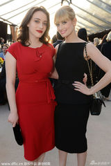 组图：破产姐妹红黑配捧场舞会 MAX难掩好身材