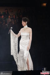 组图：朱咪咪红馆开唱 舞狮助兴飨歌迷