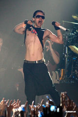 组图：摇滚乐队30 Seconds To Mars开唱震撼歌迷