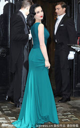 组图：黛塔-范-提斯深V长裙露完美胸线