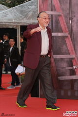 组图：卢海鹏红色西装低调亮相金像奖红毯