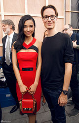 组图：姚星彤青睐法国设计 红黑碰撞小露性感