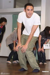 组图：役男阮经天当老师教学生演戏