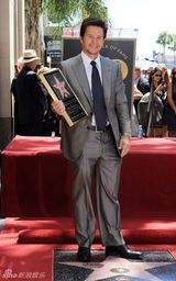 幻灯图集：马克-沃尔伯格星光大道留名 全家人助阵