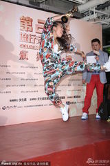 组图：葛仲珊获最佳新人奖 登台表演花裙抢镜