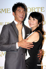 幻灯：陶晶莹与老公首度亲密代言 不忘为小S叫屈