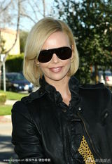 幻灯图：众星为海地献力 塞隆戴酷炫墨镜笑容洋溢