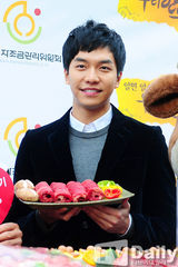 组图：李升基推销韩牛 现场烤肉试吃喂粉丝