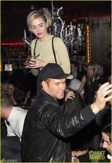 组图：麦莉派对与猛男贴身亲吻 兴奋上桌跳舞