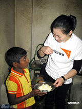 幻灯图：刘若英探访斯里兰卡 体验当地贫民生活