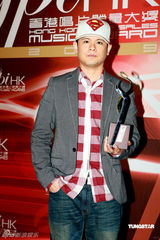 幻灯图：阿Sa(蔡卓妍)时尚现身颁奖礼 走出阴霾露久违笑容