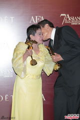 组图：亚洲电影大奖影帝影后捧奖杯合影