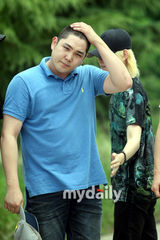 幻灯图：SJ成员强仁入伍现场 正式参军为期两年