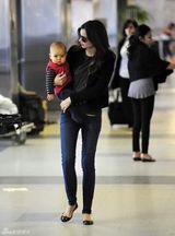 组图：奥兰多娇妻米兰达-可儿单手抱子现身机场