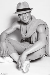 组图：谢孟伟黑白写真展别样魅力