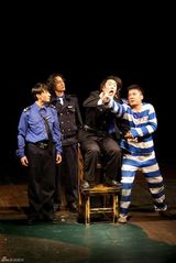 高清：新版《无政府主义者》首演 为达里奥远程庆生