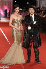 组图：群星亮相金钟奖红毯 林依晨陈柏霖受追捧