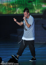 组图：陈冠希嘻哈范十足亮相大连潮人音乐节