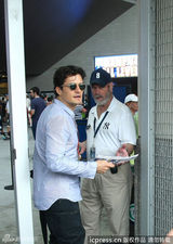 组图：米兰达-可儿推爱子出街 爸爸奥兰多探路