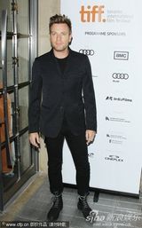 《惊天巨啸》首映 娜奥米-沃茨深V秀美乳