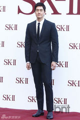 组图：汤唯林秀晶李妍熙出席活动同穿红裙斗艳