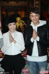 组图：李康宜拜神求票房 爱情长跑结婚顺其自然