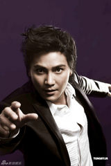 幻灯图：丁子峻做慈善毫不懈怠 亲力亲为成艺人标榜