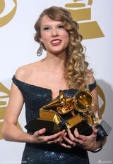 高清组图：泰勒斯威夫特收获丰 奖杯不慎摔地上