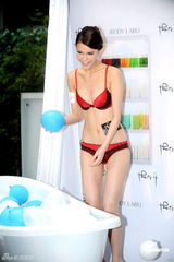 高清组图：周秀娜亮相内衣秀 长裤加内衣风格独特