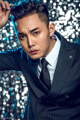 组图：尹正英伦写真演绎极致复古华丽