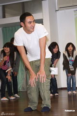 组图：役男阮经天当老师教学生演戏