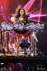 组图：张惠妹台北热力开唱 羽毛装惊艳大秀爵士鼓